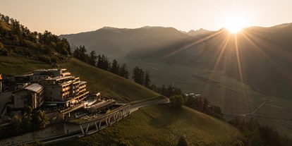 Wellnessurlaub - Parkplatz: kostenlos beim Hotel - Mals - Außenansicht Hotel - Morgenstimmung - DAS GERSTL Alpine Retreat