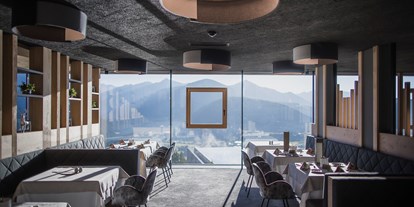 Wellnessurlaub - Pools: Infinity Pool - Taisten - Alpin Panorama Hotel Hubertus