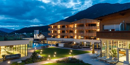 Wellnessurlaub - Honigmassage - St. Vigil in Enneberg - Innenhof  - Alpine Nature Hotel Stoll