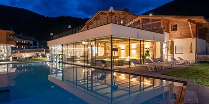 Wellnessurlaub - Seminarraum - Taisten - Outdoorpool  - Alpine Nature Hotel Stoll