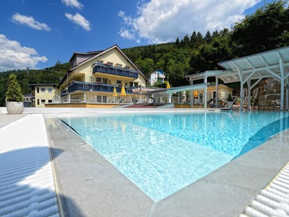 Wellnessurlaub - Pools: Infinity Pool - Baiersbronn - Infinity Außenpool - Wellnesshotel Rothfuss