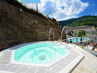 Wellnessurlaub - Gesichtsmassage - Bad Teinach-Zavelstein - Whirlpool und Infinity Pool - Wellnesshotel Rothfuss