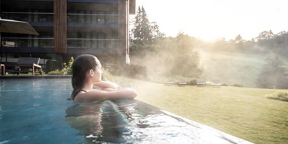 Wellnessurlaub - Pools: Infinity Pool - Ridnaun - Alpine Spa Resort Viktoria