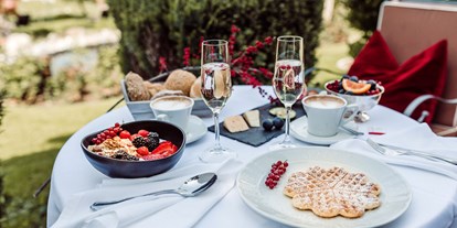 Wellnessurlaub - Day SPA - Martell - Frühstück auf unserer Sonnenterrasse - Hotel Castel Rundegg ****s