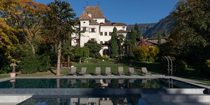 Wellnessurlaub - Schokoladenmassage - Südtirol  - Außenansicht mit großem Außenpool  - Hotel Castel Rundegg ****s