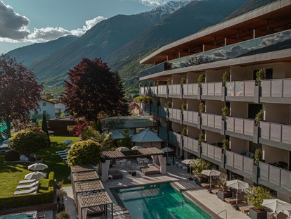 Wellnessurlaub - Umgebungsschwerpunkt: See - Latsch (Trentino-Südtirol) - Außenansicht - Hotel das Paradies