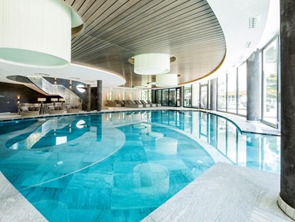 Wellnessurlaub - Hotelbar - Sarntal - Infinity-Indoorpool - Familien- & Wellnesshotel Prokulus