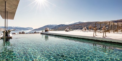Wellnessurlaub - Pools: Schwimmteich - Mayrhofen (Mayrhofen) - Hotel Sonnenberg Infinitypool - Alpine Spa Resort Sonnenberg