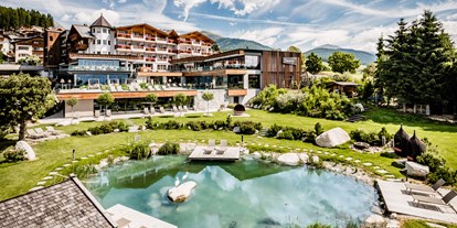 Wellnessurlaub - Pools: Infinity Pool - La Villa in Badia - Hotel Sonnenberg im Sommer - Alpine Spa Resort Sonnenberg