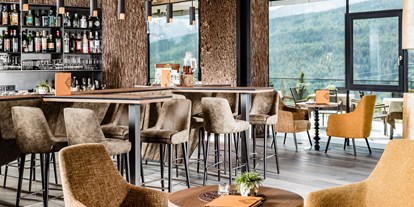 Wellnessurlaub - Lymphdrainagen Massage - Gsies - Hotel Sonnenberg Panoramabar - Alpine Spa Resort Sonnenberg