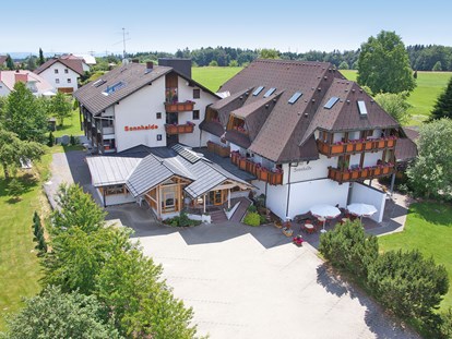 Wellnessurlaub - Textilsauna - Schwarzwald - Luftbild Hotel Sonnhalde - Wellnesshotel Sonnenhof & Sonnhalde