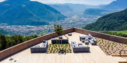 Wellnessurlaub - Restaurant - Jenesien - Skylounge with view of Bolzano  - Hotel Belvedere
