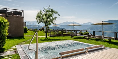 Wellnessurlaub - Pools: Innenpool - Jenesien - Whirlpool with 35 degrees  - Hotel Belvedere