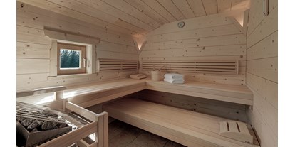 Wellnessurlaub - Maniküre/Pediküre - Guglwald - INNs HOLZ Chalet Sauna des Private Spas im Chalet - INNs HOLZ Chaletdorf