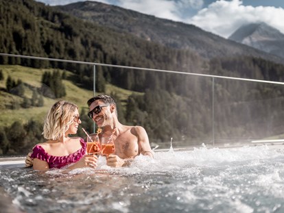 Wellnessurlaub - Umgebungsschwerpunkt: Berg - Seefeld in Tirol - Outdoor Whirlpool "Over the Top" - Aktiv- & Wellnesshotel Bergfried