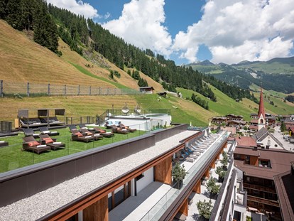 Wellnessurlaub - Infrarotkabine - Mühlbach (Trentino-Südtirol) - Liegewiese mit Pools - Aktiv- & Wellnesshotel Bergfried