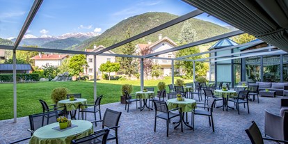Wellnessurlaub - Kräutermassage - Latsch (Trentino-Südtirol) - Terasse - Aktiv- & Wellnesshotel Zentral