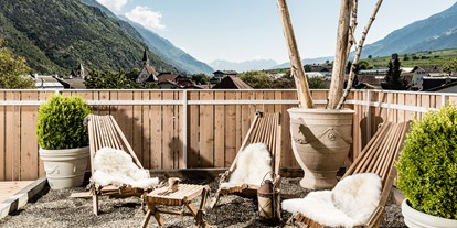 Wellnessurlaub - Aromamassage - Dorf Tirol - Terasse mit Ruhezonen - Hotel Mein Matillhof