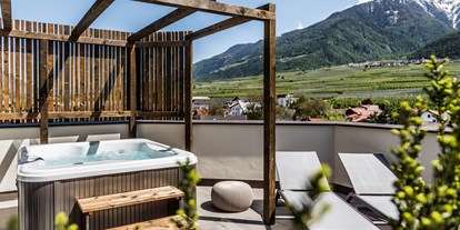 Wellnessurlaub - Lomi Lomi Nui - Dorf Tirol - Zimmer mit Whirlpool - Hotel Mein Matillhof