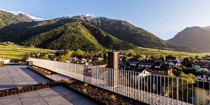 Wellnessurlaub - Whirlpool am Zimmer - Tirol bei Meran - Aussicht auf die Vinschger Bergwelt - Hotel Mein Matillhof