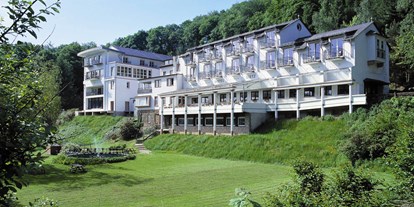 Wellnessurlaub - Parkplatz: kostenlos beim Hotel - Hessen Süd - Außenansicht - AKZENT Waldhotel Rheingau