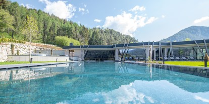 Wellnessurlaub - Pools: Schwimmteich - Gsies - Kronhotel Leitgam "luxury hotel for two"