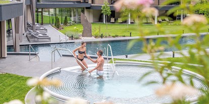Wellnessurlaub - Pools: Schwimmteich - St. Lorenzen (Trentino-Südtirol) - Kronhotel Leitgam "luxury hotel for two"