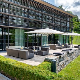 Wellnesshotel: Terrasse zu eime der Tagungsräume - Hotel - DAS TEGERNSEE