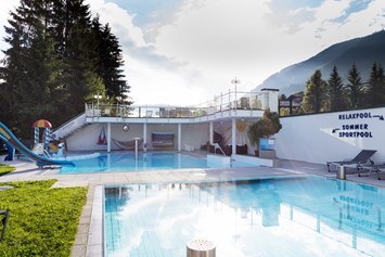 Wellnesshotel: Badewelt: Winter- und Sommerpool mit integriertem Kleinkinderpool - Wellness- & Familienhotel Egger