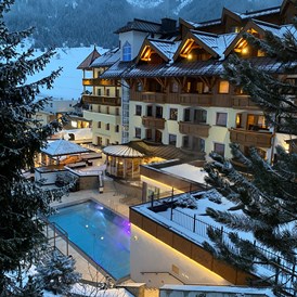 Wellnesshotel: Außenpool im Winter - Hotel Post Ischgl