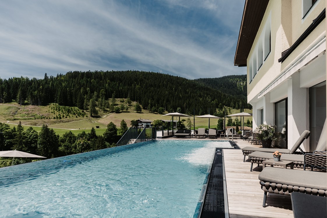 Wellnesshotel: Der neue Infinity-Pool sorgt für Entspannung pur mitten in der Filzmooser Bergwelt. - Hotel …mein Neubergerhof****