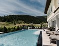 Wellnesshotel: Der neue Infinity-Pool sorgt für Entspannung pur mitten in der Filzmooser Bergwelt. - Hotel …mein Neubergerhof****
