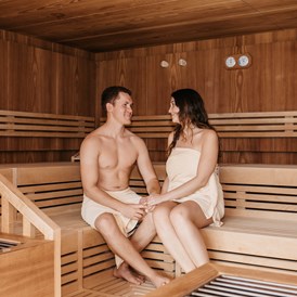 Wellnesshotel: Die Panorama-Sauna mit Blick ins Tal hat täglich von 11:00 Uhr bis 19:00 Uhr für Sie geöffnet. - Hotel …mein Neubergerhof****
