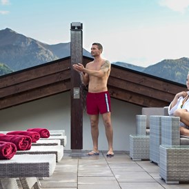 Wellnesshotel: Rooftop-Wellness-Lounge über den Dächern von Fiss. - mein romantisches Hotel Garni Toalstock