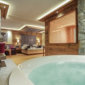 Wellnesshotel: Luxus-Wellness-Suiten mit eigener Sauna und Whirlpool im Zimmer - Verwöhnhotel Kristall - Wellnesshotel für Erwachsene am Achensee