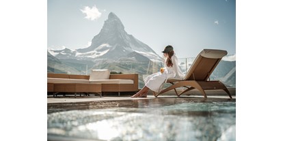 Wellnessurlaub - Rücken-Nacken-Massage - Wallis - Europas höchstgelegener Aussenpool auf 2'222 m.ü.M, 36°C beheizt und mit Blick auf das Matterhorn. - Riffelalp Resort 2222 m
