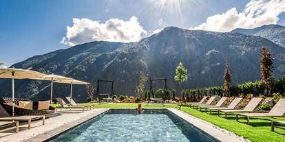 Wellnessurlaub - Kräuterbad - Graun im Vinschgau - Pool - Tuberis Nature & Spa Resort