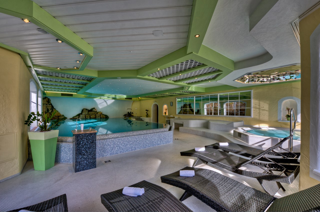 Königshof Hotel Resort Saunen und Bäder im Detail Süßwasserschwimmbad