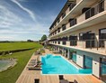 Wellnesshotel: Außenansicht mit Pool  - Hotel Das Weitblick Allgäu