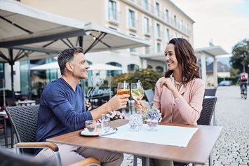 Wellnesshotel: Speisen Sie bei gutem Wetter auch auf der Terrasse außen vor dem Hotel. - Hotel EDELWEISS Berchtesgaden