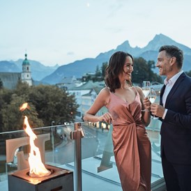 Wellnesshotel: Traumhafte Kulisse bei Abend auf  der Dachterrasse des Restaurant PANORAMA - Hotel EDELWEISS Berchtesgaden