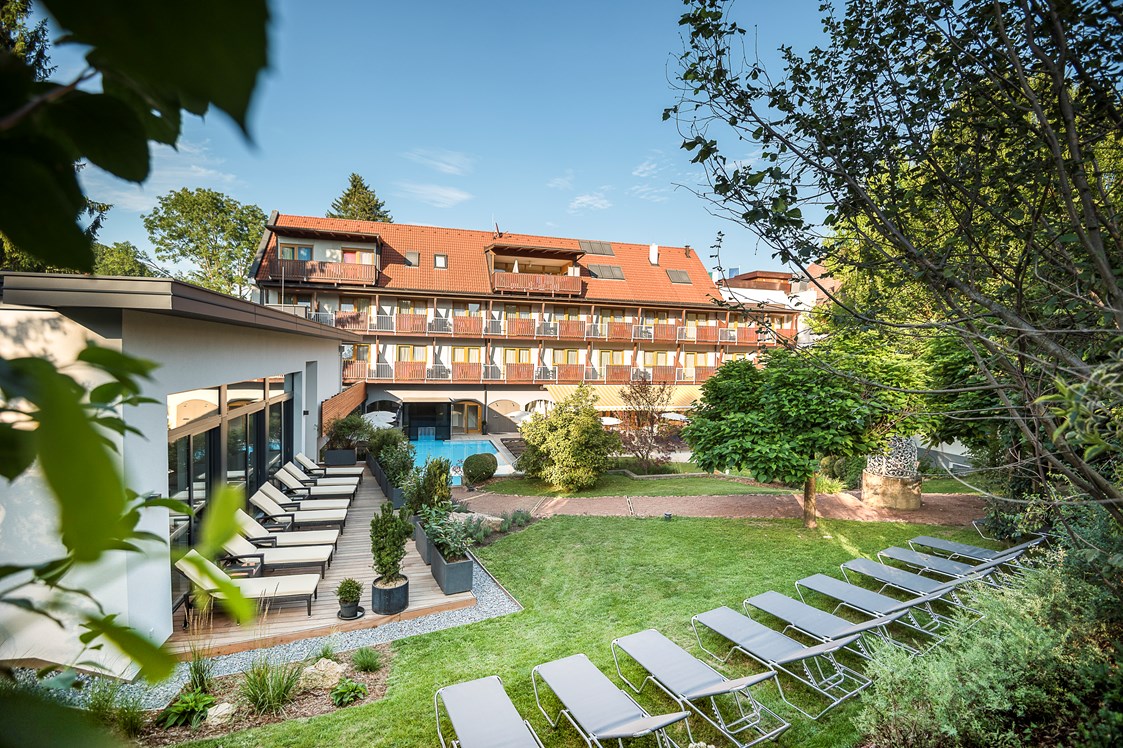 Wellnesshotel: Hotelgarten mit Ruheraum-Terrasse und ganzjährig beheiztem Aussenpool - Vulkanlandhotel Legenstein