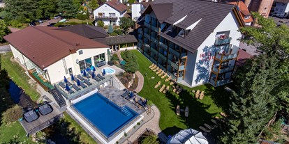 Wellnessurlaub - Hotel-Schwerpunkt: Wellness & Beauty - Region Spessart - Wellnessgarten mit Außenpool - Hotel Lamm
