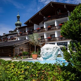 Wellnesshotel: Garten mit ganzjährig beheiztem Außenpool und finnischer Blockhaussauna - Hotel Unterwirt