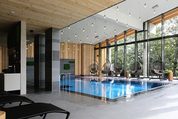 Wellnesshotel: Salzwasserpool mit Gegenstromanlage - Konsum Berghotel Oberhof
