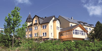 Wellnessurlaub - Preisniveau: moderat - Oberhof (Landkreis Schmalkalden-Meiningen) - Schlossberghotel Oberhof, Aussenansicht im Sommer - Schlossberghotel Oberhof