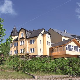 Wellnesshotel: Schlossberghotel Oberhof, Aussenansicht im Sommer - Schlossberghotel Oberhof