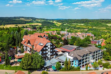 Wellnesshotel: Luftbild vom Hotel mit Dorf im Hintergrund - Vital- und Wellnesshotel Albblick