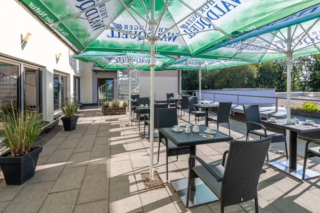 Wellnesshotel: Frühstück im Sommer auf der Terrasse mit Waldblick - AKZENT Aktiv & Vital Hotel Thüringen