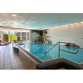 Wellnesshotel: Indoor-Pool mit Wintergarten und Liegewiese - Hotel Am Hirschhorn